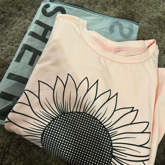 NEW Light Pink Sunflower Tee SHEIN Sz Large - Picture 5 of 5
